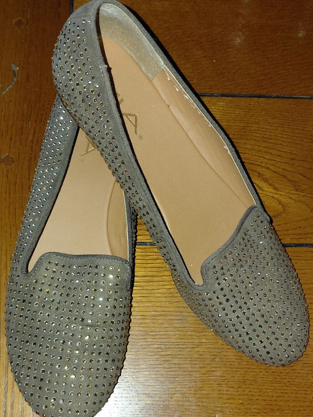 Mia slip-on flat brown shoes with tiny metalic studs, sz 8.5 medium, NWOT